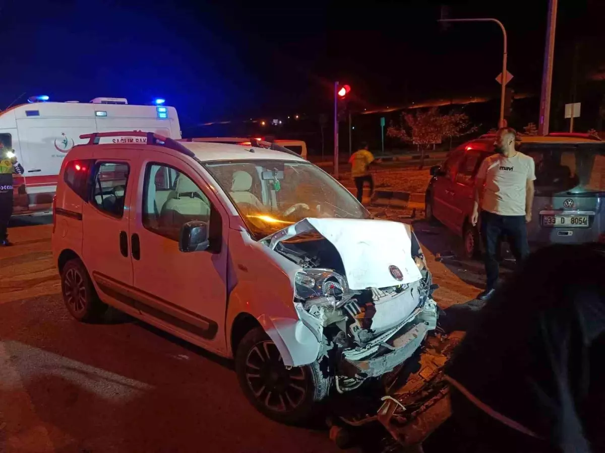 Ağrı'da Kırmızı Işık İhlali Sonucu Trafik Kazası: 3 Yaralı