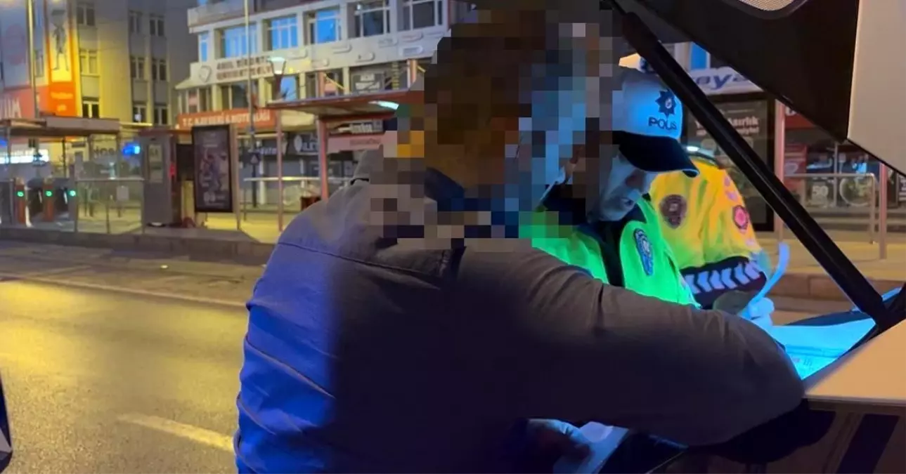 Alkollü Sürücü Servis Aracına Çarptı, Polisten Kaçamadı