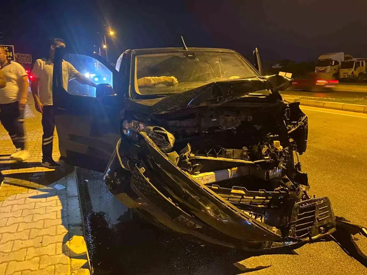 Antalya'da 3 Araçlı Trafik Kazasında 5 Kişi Yaralandı