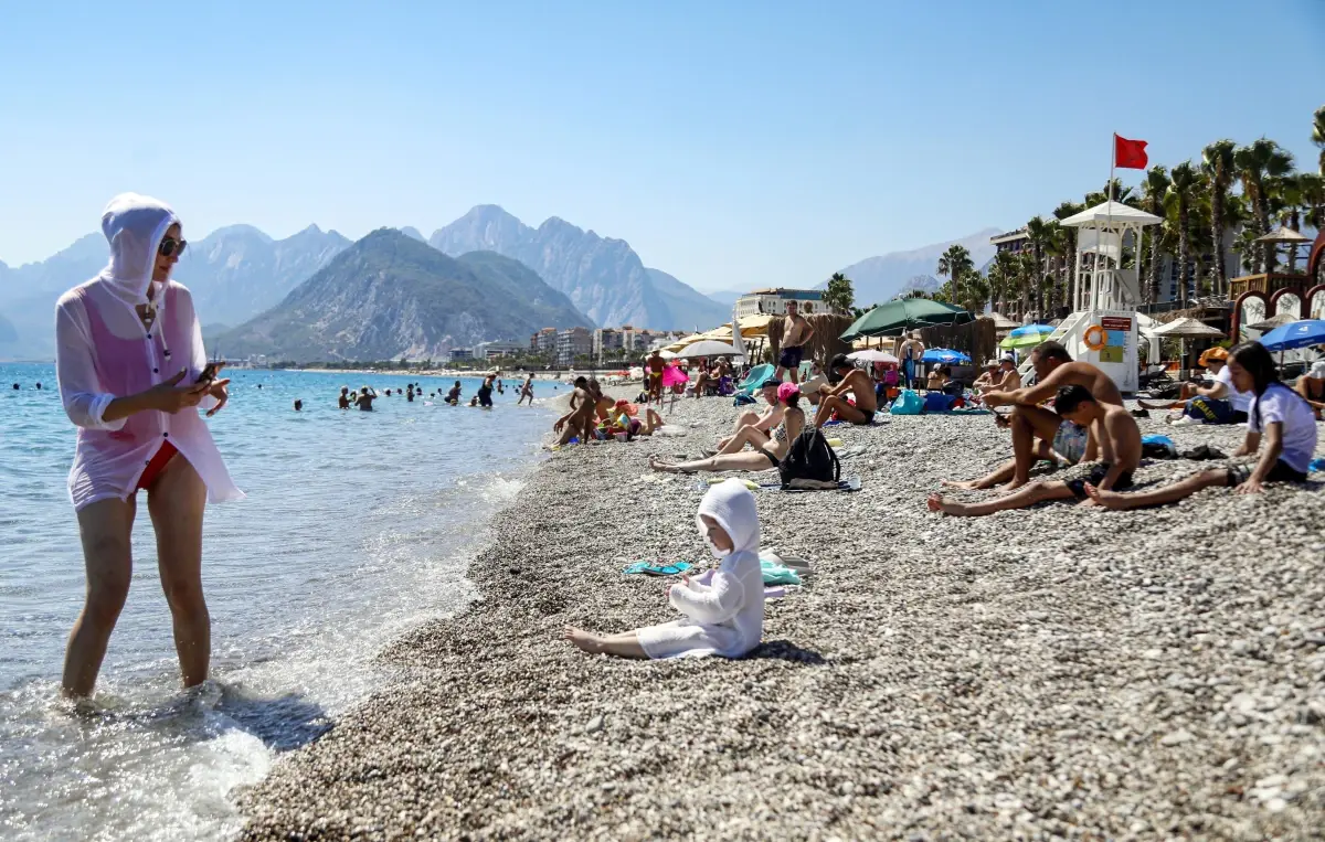 Antalya'da 'Sarı Yaz' Keyfi: Eylülde Sıcak Hava ve Yoğun Plaj Ziyareti