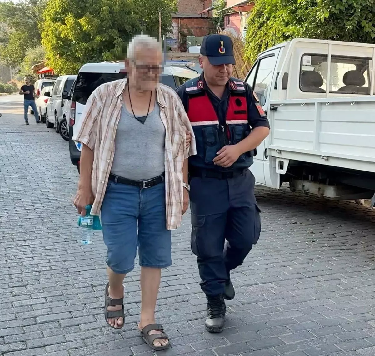 Aydın'da 75 Yaşındaki Adamın Evinde Kaçak Sigara ve Uyuşturucu Hap Ele Geçirildi