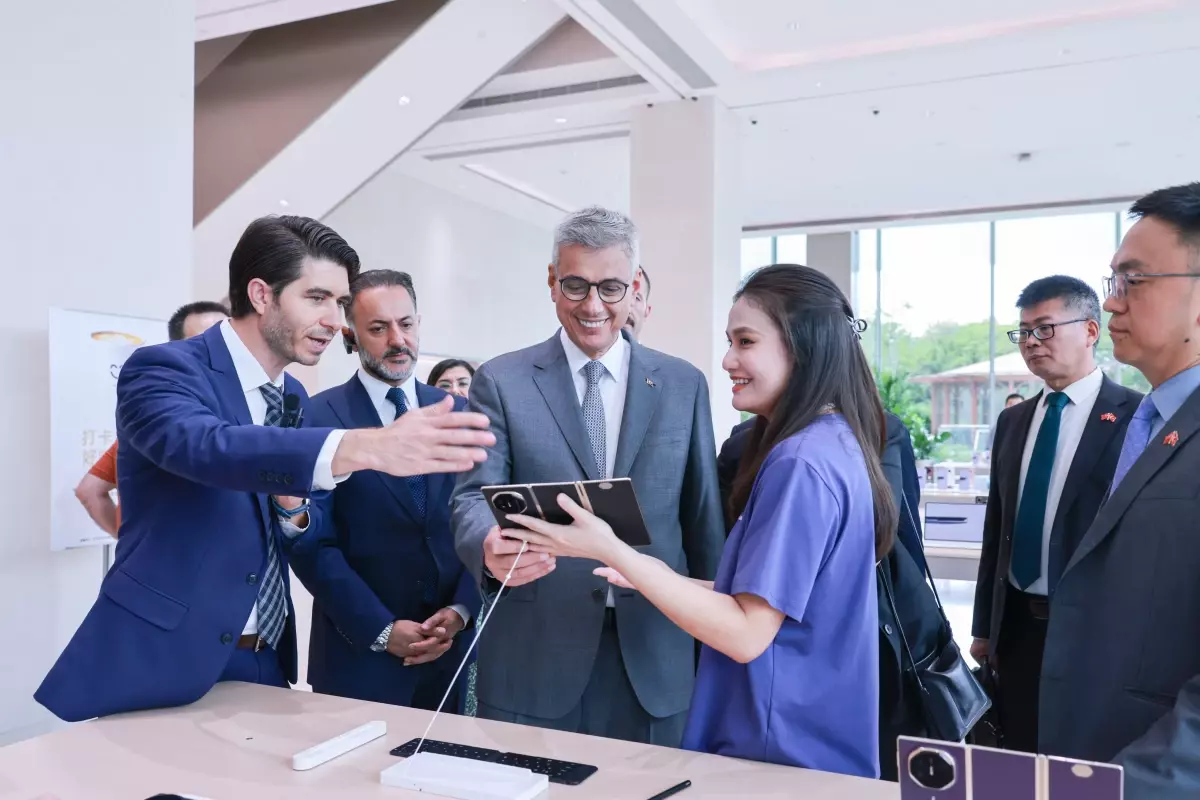 Sağlık Bakanı Kemal Memişoğlu, Huawei Genel Merkezi'ni Ziyaret Etti