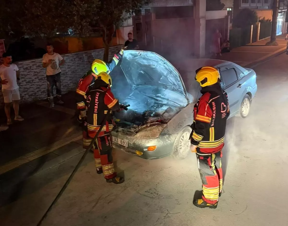 Bandırma'da Park Halindeki Araçta Yangın Çıktı