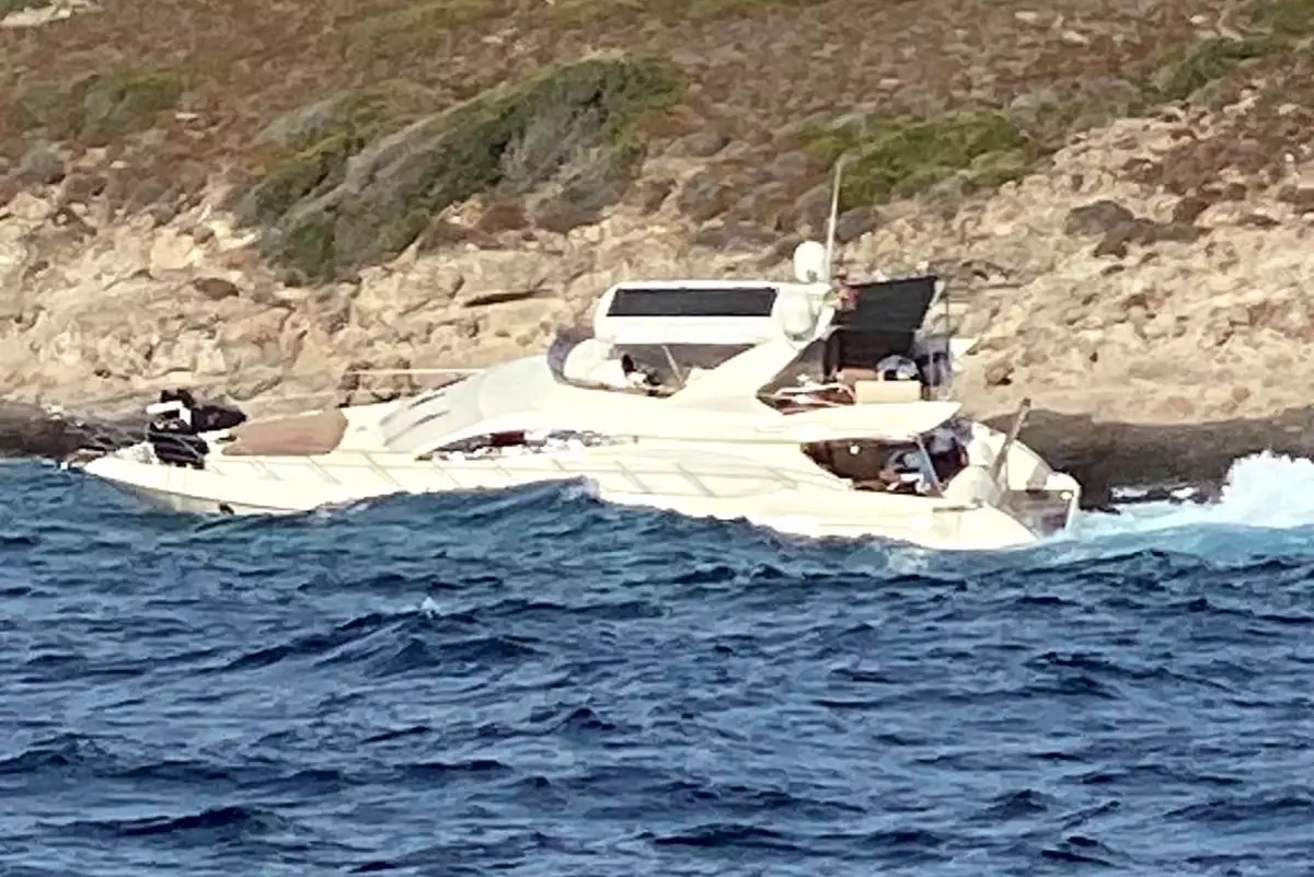Bodrum'da Arıza Yapan Motoryat Karaya Vurdu