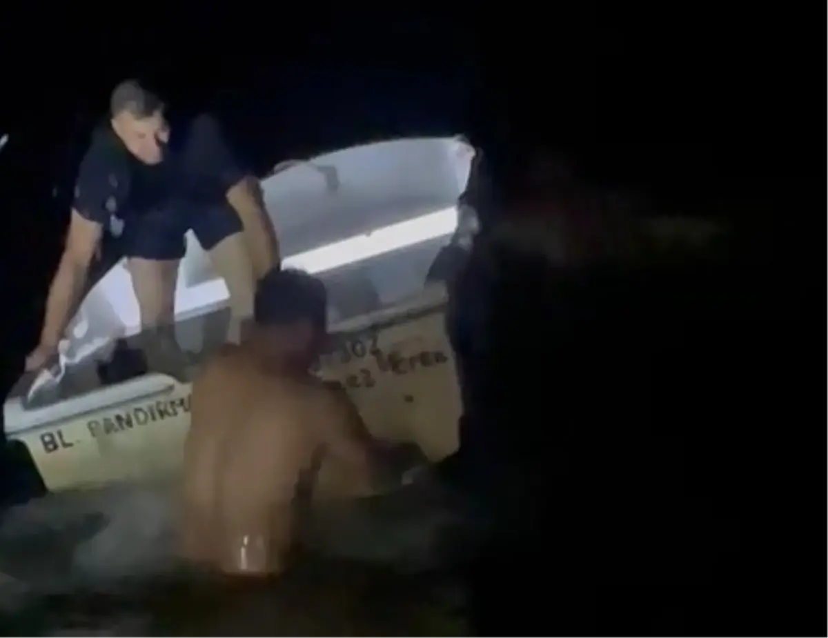 Kahraman Polis, Alabora Olan Teknedeki 3 Kişiyi Kurtardı