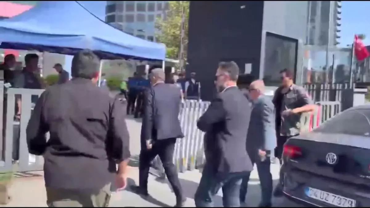 CHP Genel Başkanı Özgür Özel'in Ofisinde Güvenlik Önlemleri Sürmekte