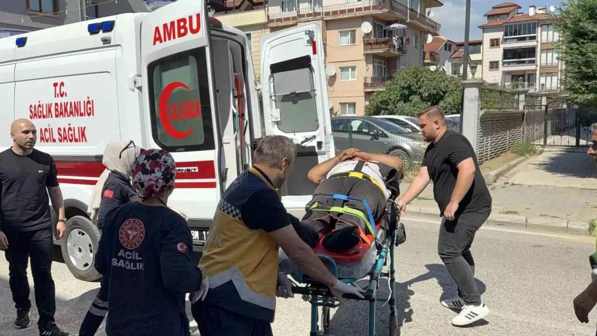 Düzce'de Hafif Ticari Araç ile Motosiklet Çarpıştı: Bir Yaralı