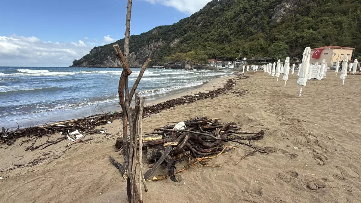 İnkumu Plajında Kirlilik Sorunu: Dalgalar Çöp ve Atıkları Sahile Taşıdı