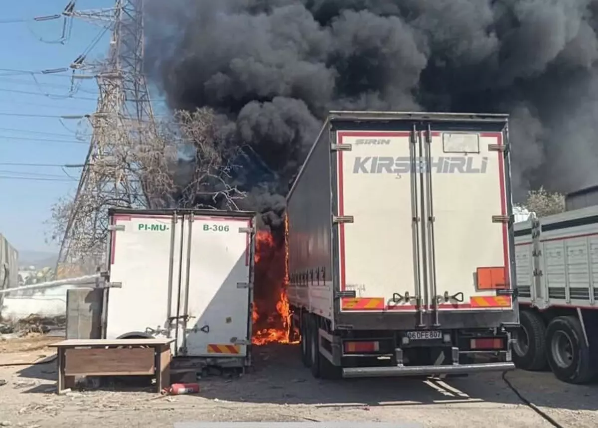 İzmir'de TIR Garajında Yangın Çıktı