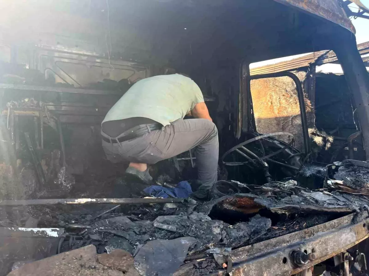 İzmir'de Tır Garajında Yangın: 32 Bin TL Emanet Para Yandı