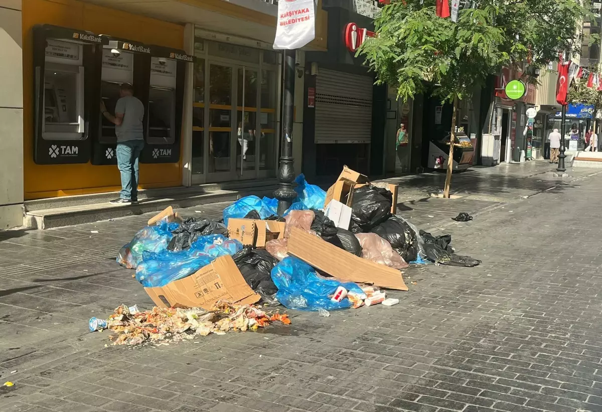 Karşıyaka'da İşçiler Grevde, Şehir Çöp İçinde Kaldı
