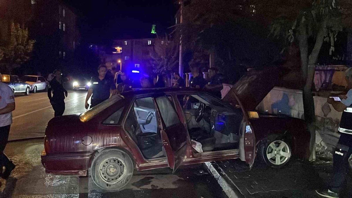 Karaman'da Park Halindeki Otomobil Kendiliğinden Yandı