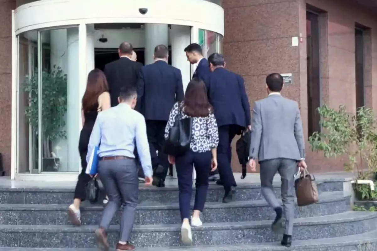 Kayyum heyeti, Can Holding binasına böyle giriş yaptı