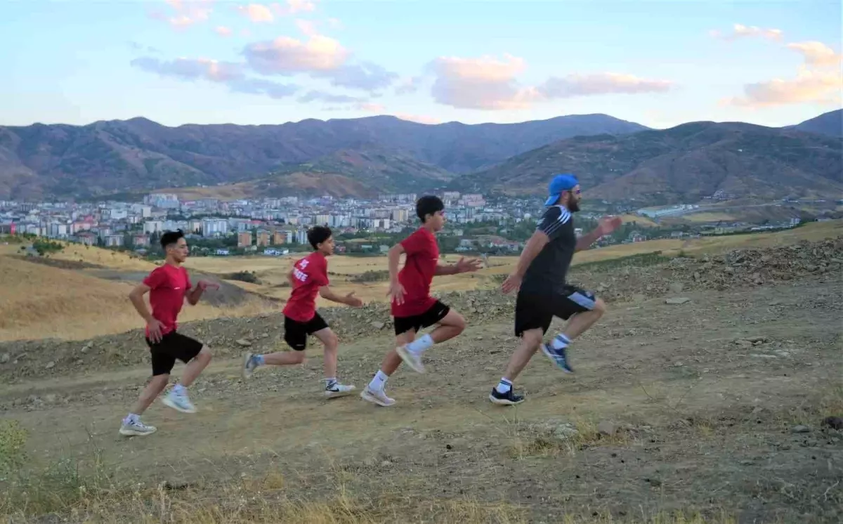 Muş'ta Karate Sporcuları Dağ Koşusu ile Şampiyonalara Hazırlanıyor