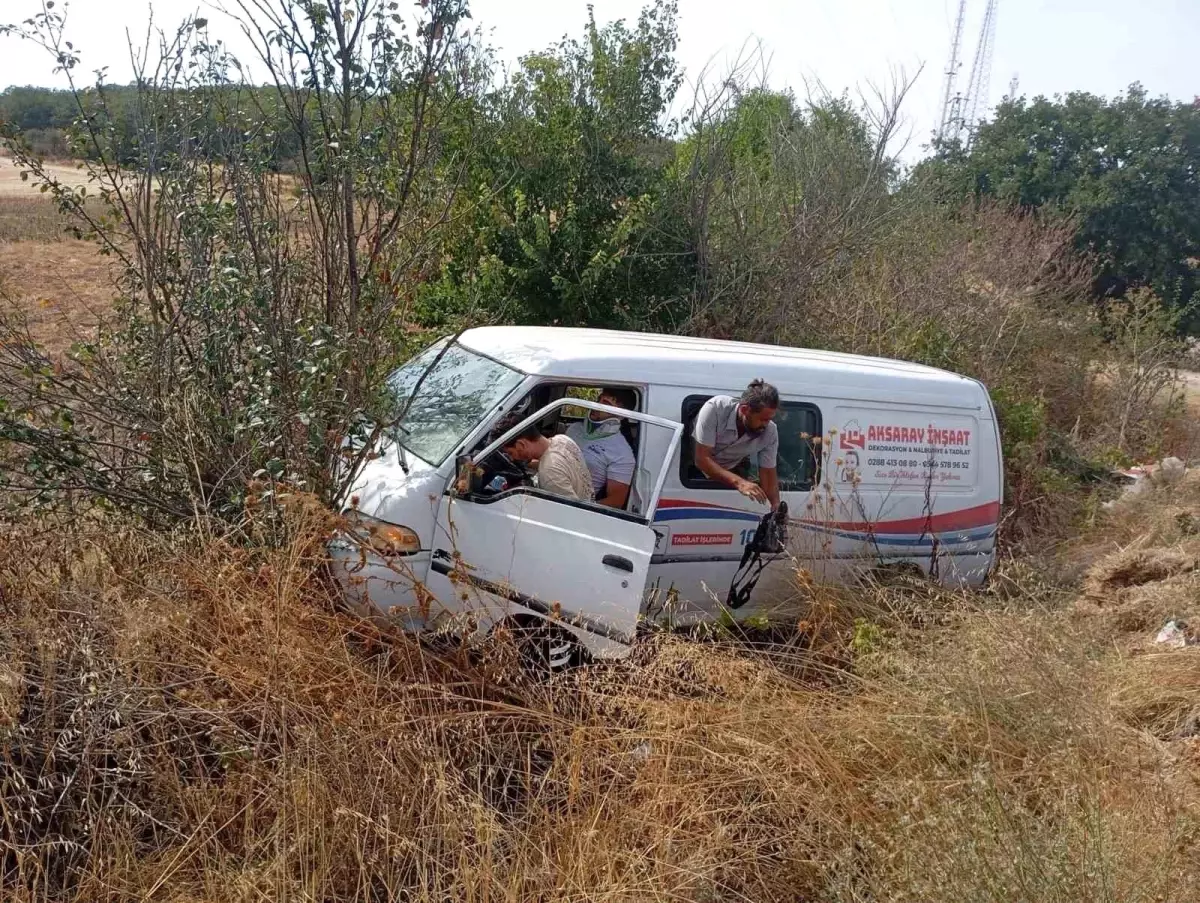 Kırklareli'nde Panelvan Araç Şarampole Uçtu, 2 Yaralı