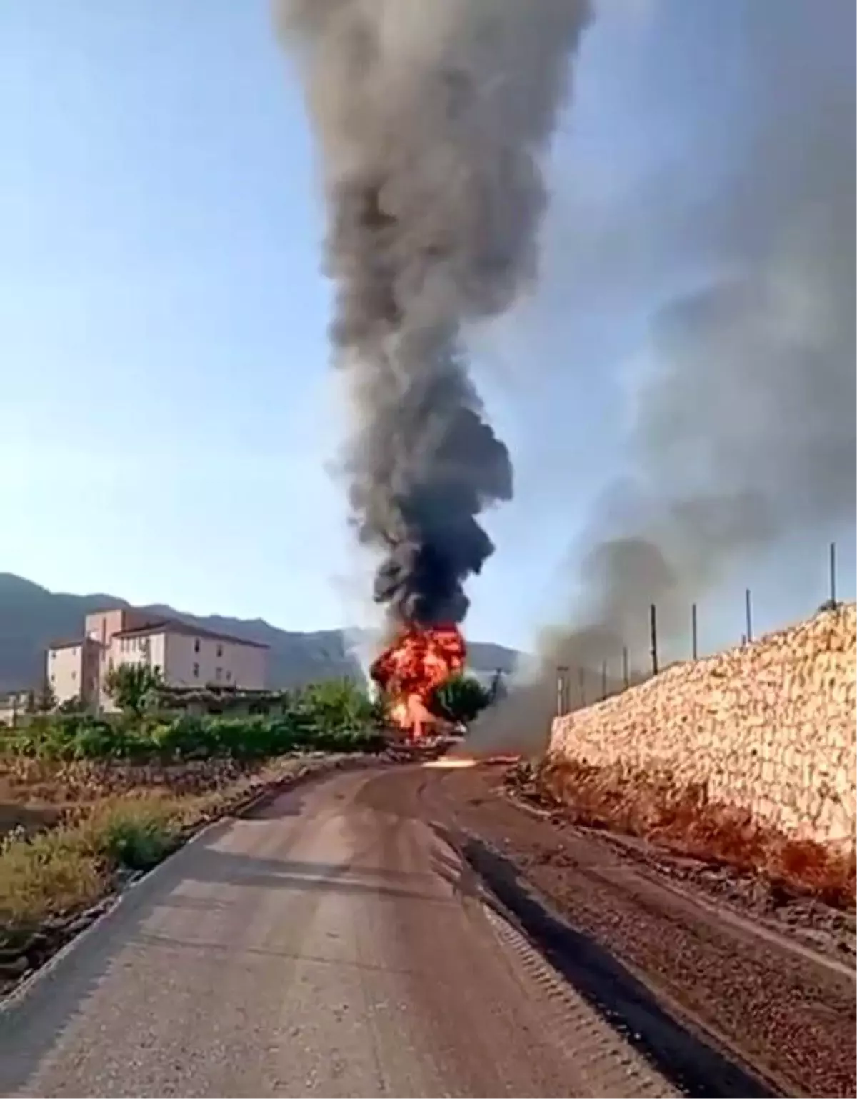 Şırnak'ta yol çalışmasında hasar gören petrol borusu alev aldı