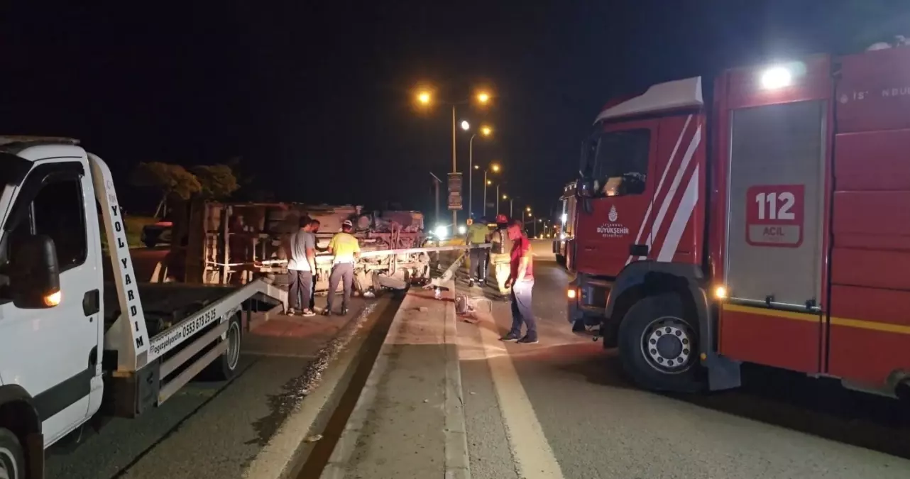 Tuzla'da Kamyonet Aydınlatma Direğine Çarparak Devrildi: İki Yaralı