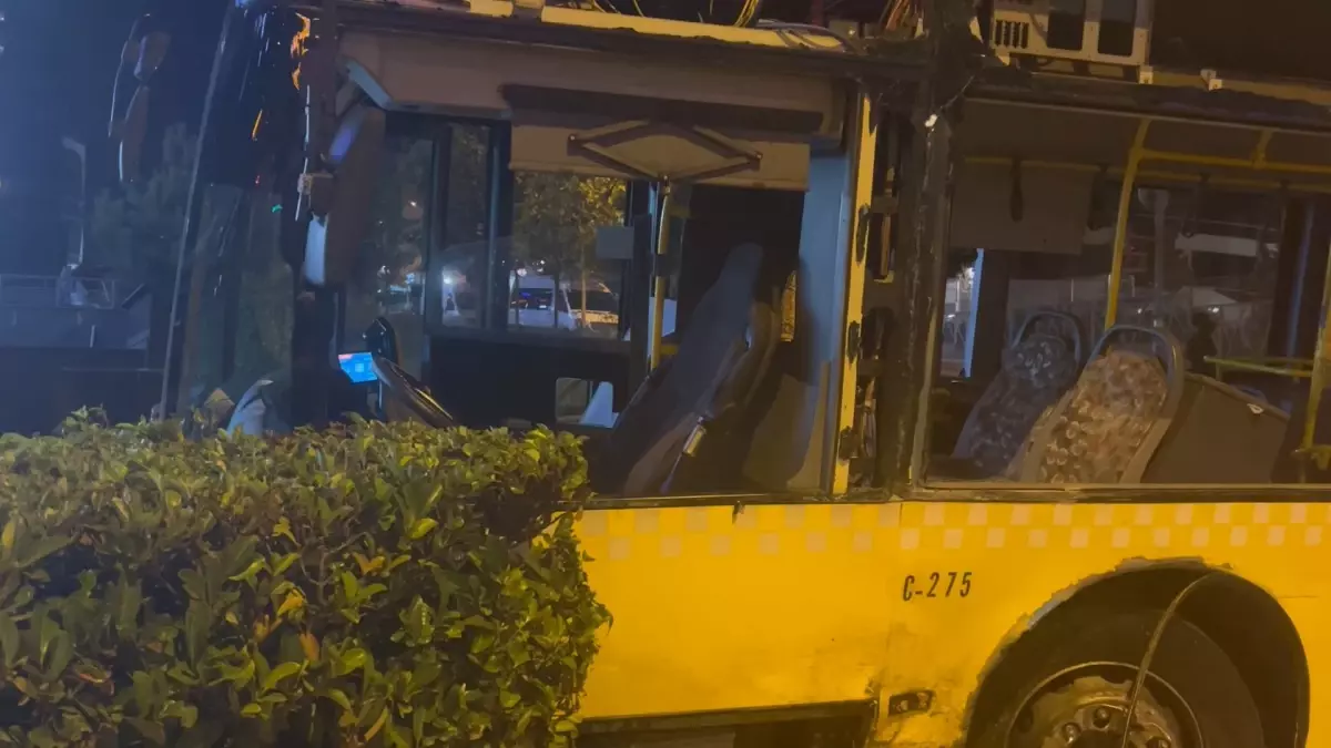 İETT Otobüsü ile Otomobil Çarpıştı: 2 Yaralı