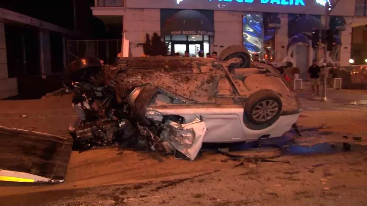 Ümraniye'de Trafik Kazası: Otomobil İETT Otobüsüne Çarptı, 2 Yaralı