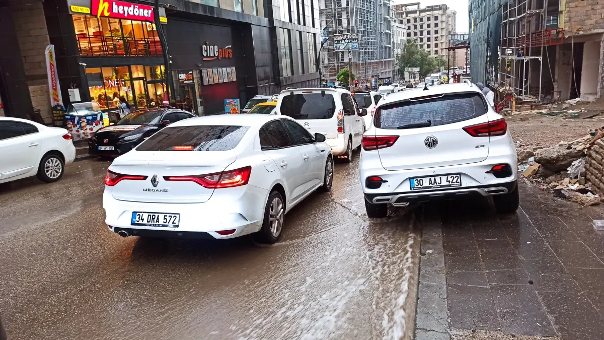 Van'da Aniden Bastıran Yağmur Cadde ve Sokakları Göle Döndürdü