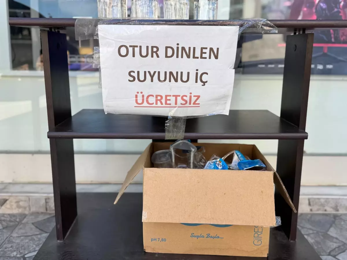 Yokuşta Dinlenmek İsteyenlere Ücretsiz Su ve Sandalyeler