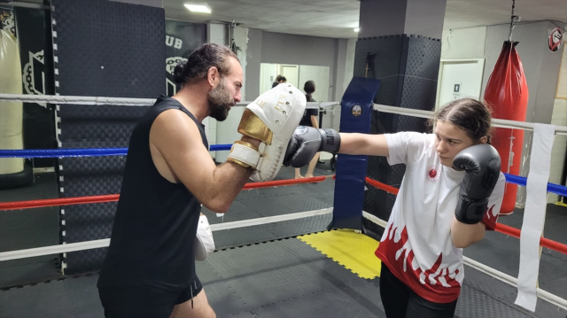 yoldan gecerken denk geldigi spor salonu hayatini 19038496 8131 m