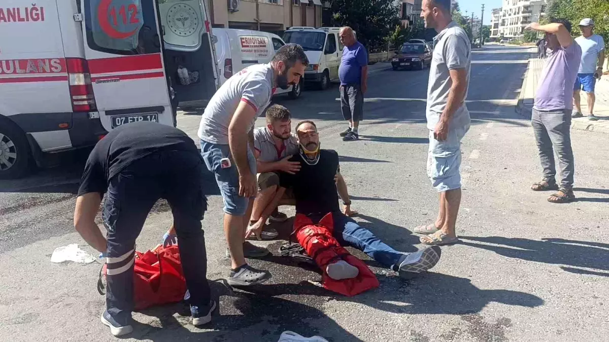 Manavgat'ta Motosiklet ile Tur Aracı Çarpıştı: 1 Yaralı