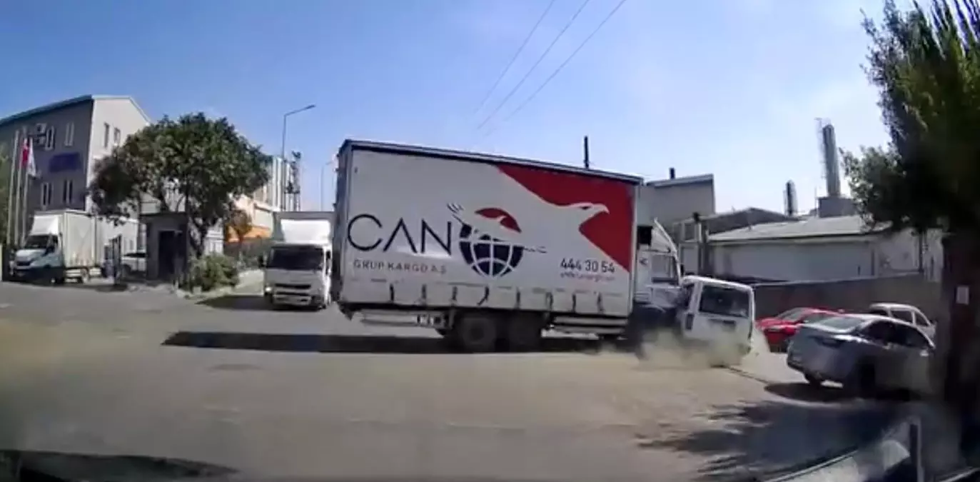 İstanbul'da Kamyonun Yandan Çarptığı Hafif Ticari Araçta 2 Yaralı