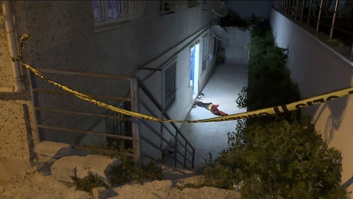 Avcılar'da Madde Etkisi Altındaki Kadın Polisi Bıçakla Saldırdı