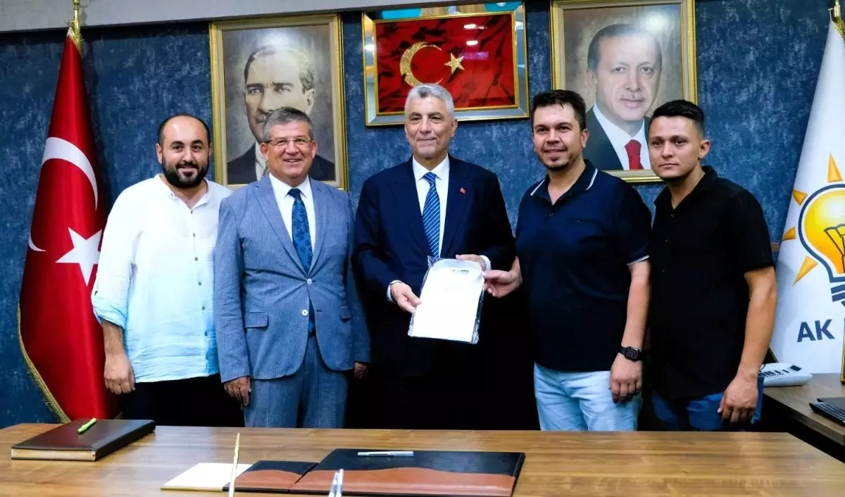Ticaret Bakanı'na Buldan Bezi Gömlek Hediye Edildi