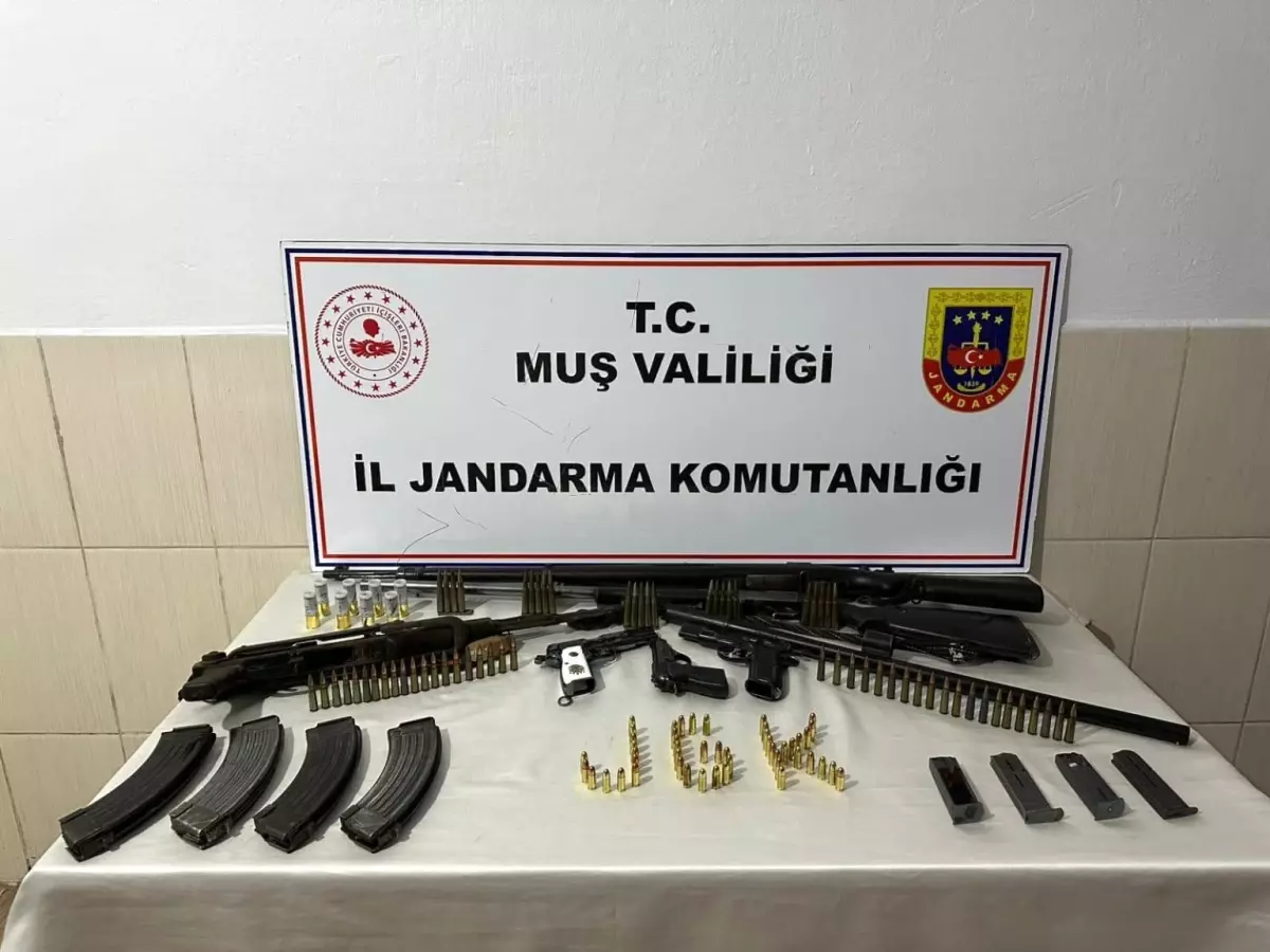 Muş'ta Evinde Çok Sayıda Silah ve Mühimmat Ele Geçirildi