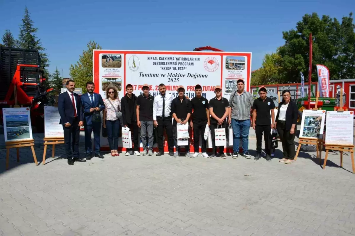 Çavdarhisar'daki Tarım Lisesi Öğrencilerine Tarım Makineleri Tanıtıldı