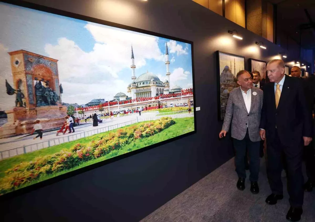 Cumhurbaşkanı Erdoğan 'Beş Ressam Bir Şehir Canım İstanbul' sergisini gezdi