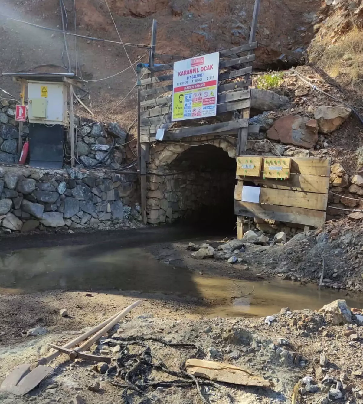 Denizli'de Krom Madeninde Göçük: İki İşçi Toprak Altında