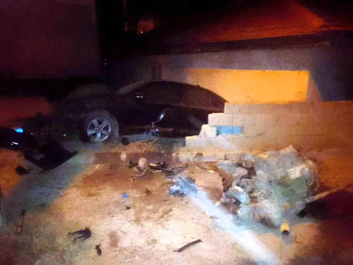 Denizli'de Lüks Otomobil Duvarı Yıkarak Bahçeye Girdi