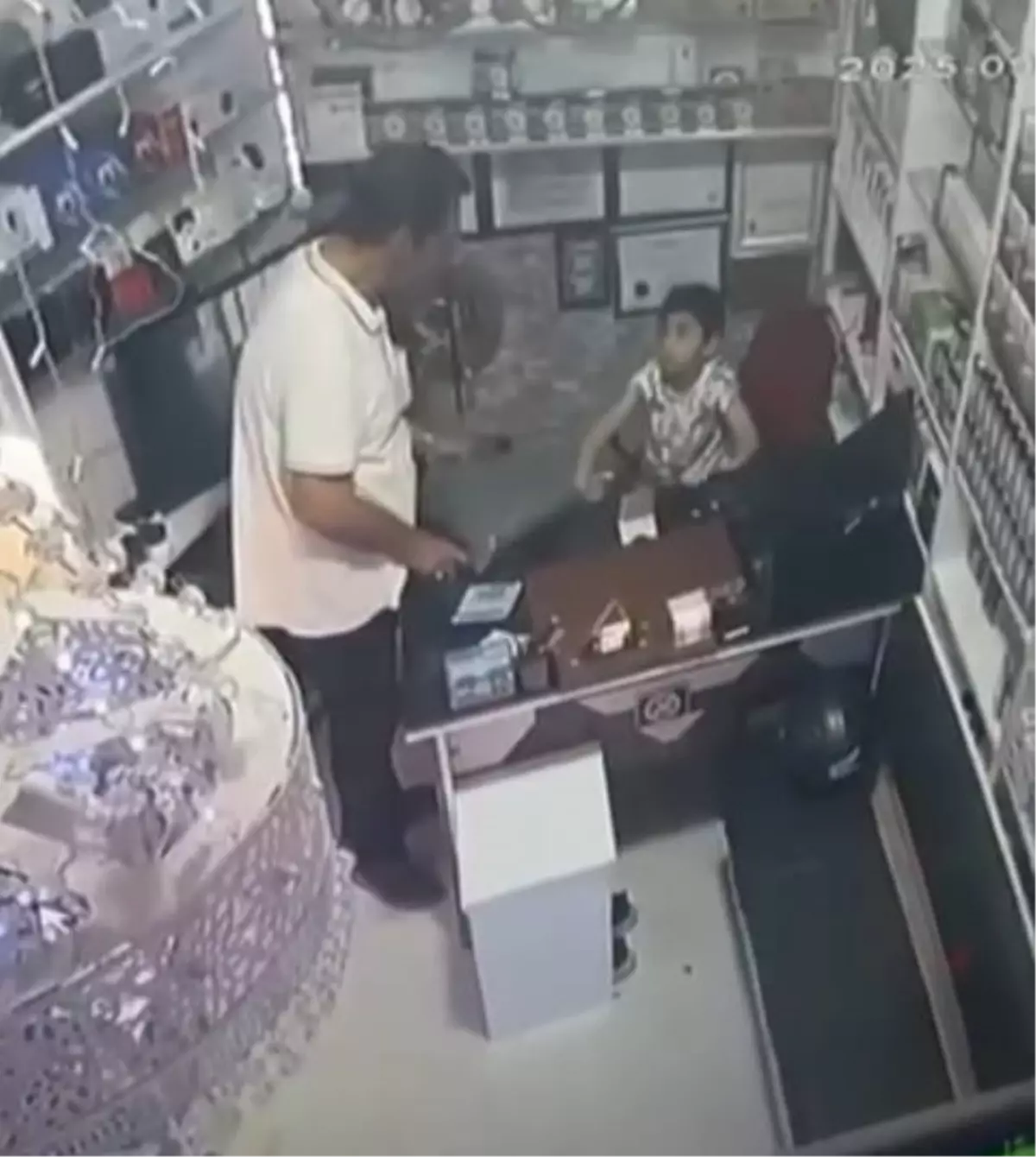 Fatih'te Çocuğu Oyalayıp Telefonu Çalan Şüpheli Kamerada