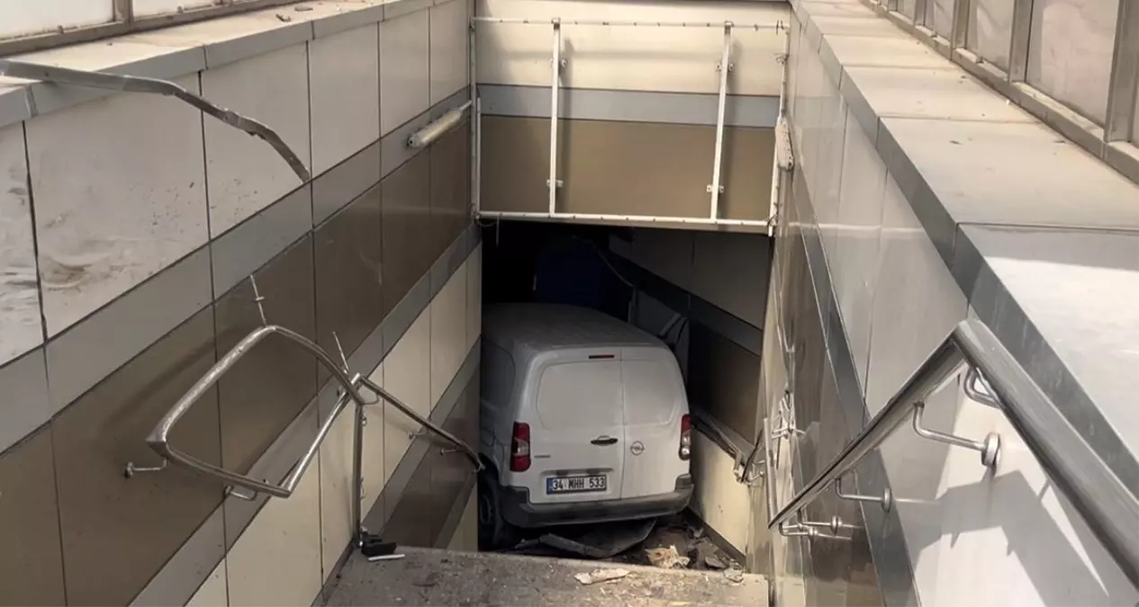 Bursa'da Lastiği Patlayan Araç Metro İstasyonuna Daldı