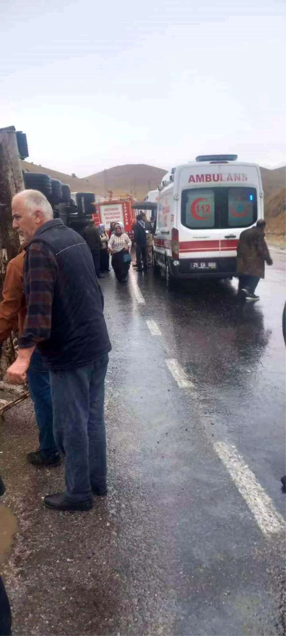 Erzurum'da TIR Kazası: Sürücü ve Çocuk Yaralı, Koyunlar Telef Oldu