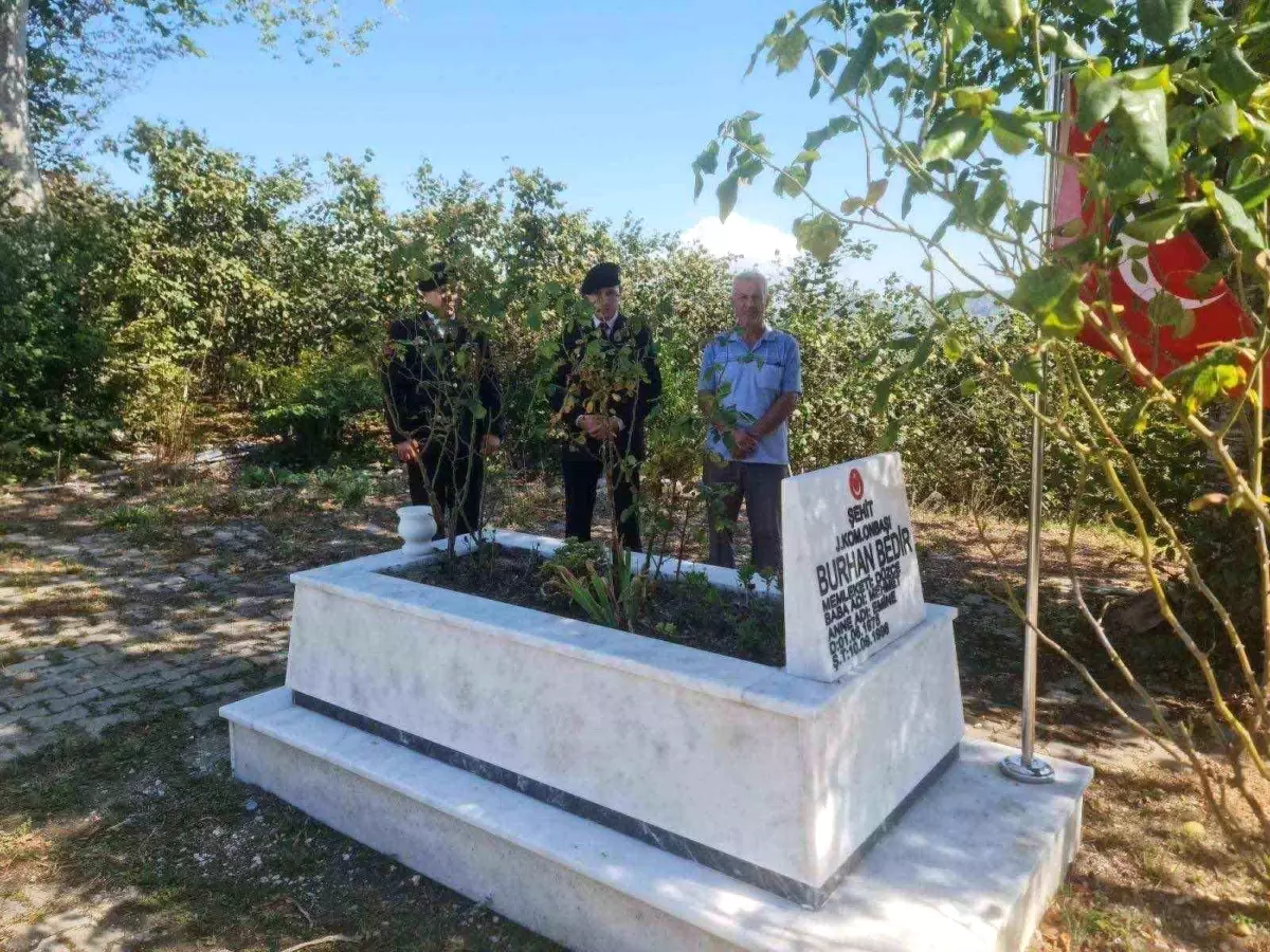 Jandarma şehit ailesini ve kabrini ziyaret etti