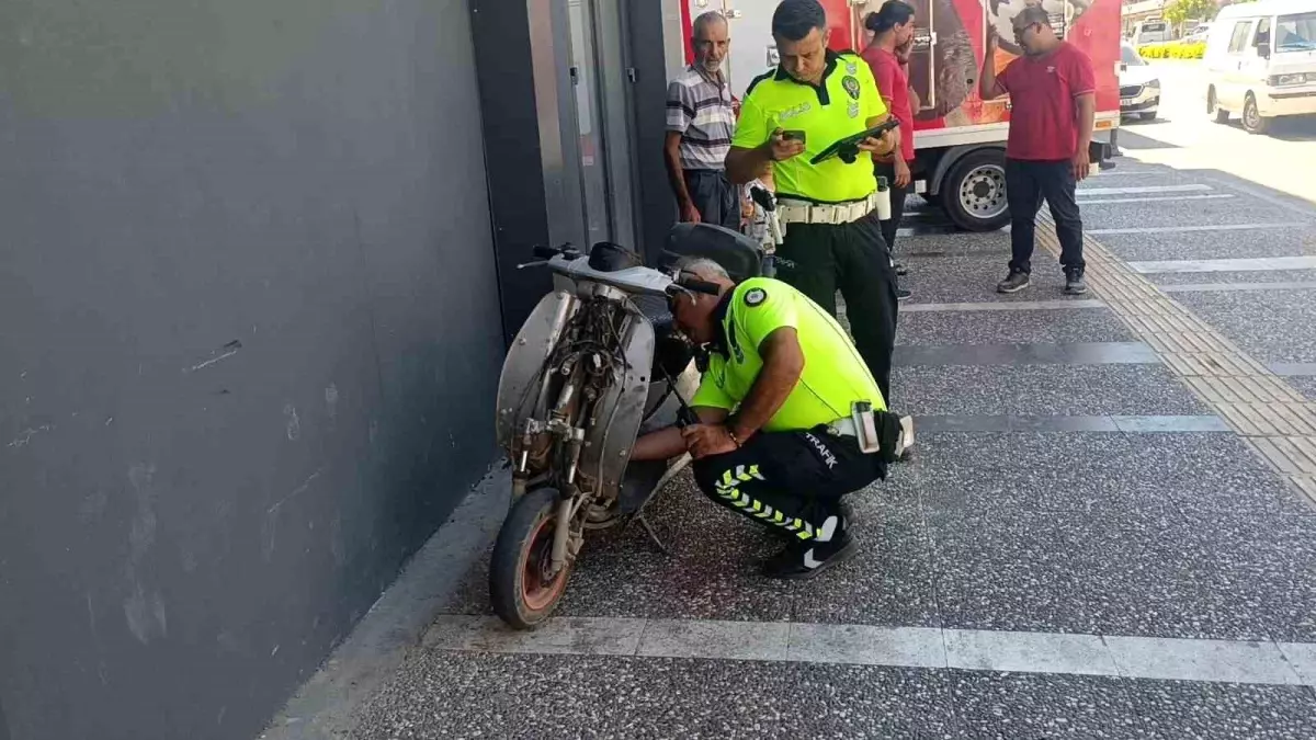 Antalya'da Elektrikli Bisiklet Kamyonetin Aynasına Çarptı: Bir Yaralı