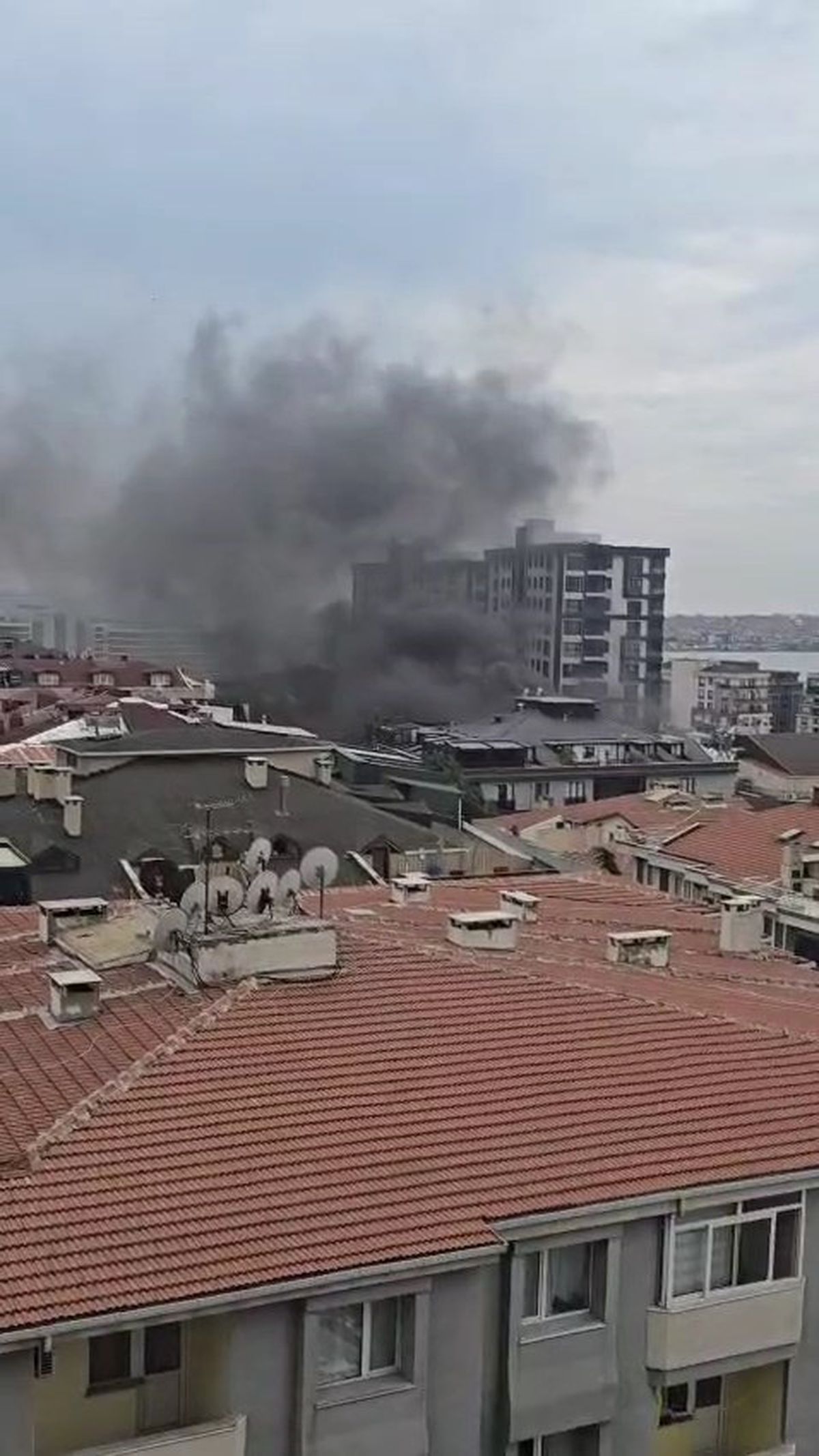 Küçükçekmece'de 5 Katlı Binada Yangın Çıktı