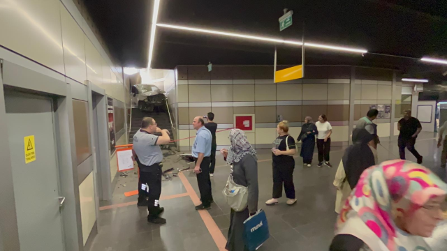lastigi patlayan arac metroya daldi 19040814 5624 m