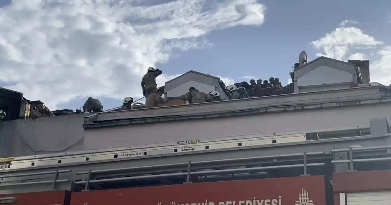 Maltepe'de 3 Katlı Binanın Çatısında Yangın Çıktı