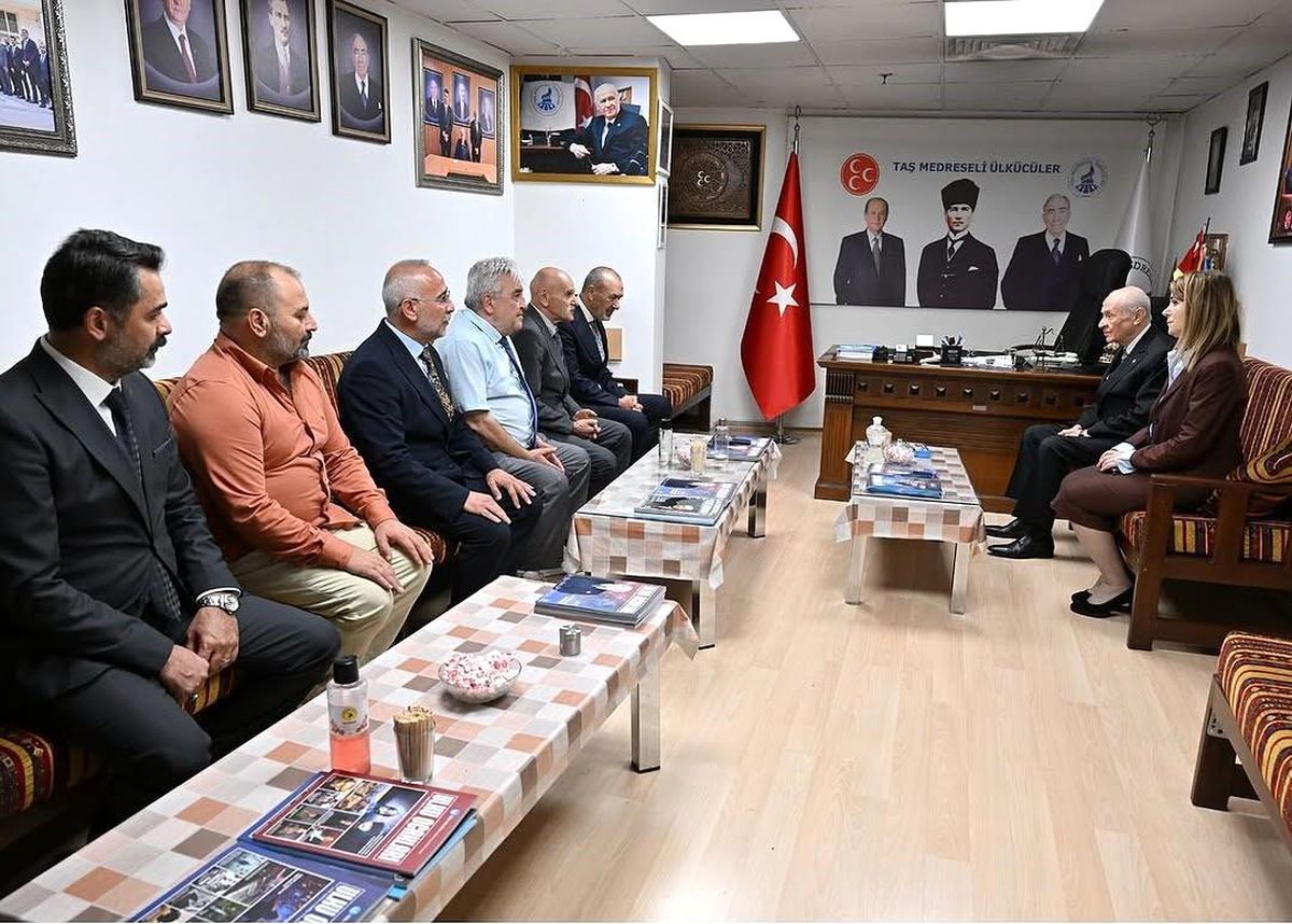 Devlet Bahçeli Taş Medreseli Ülkücüler Derneğini Ziyaret Etti