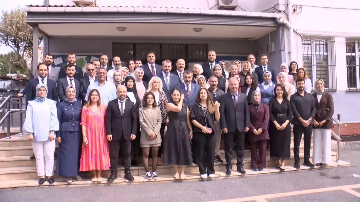 Milli Eğitim Bakanı Yusuf Tekin, Güngören'deki Öğrencileri Ziyaret Etti