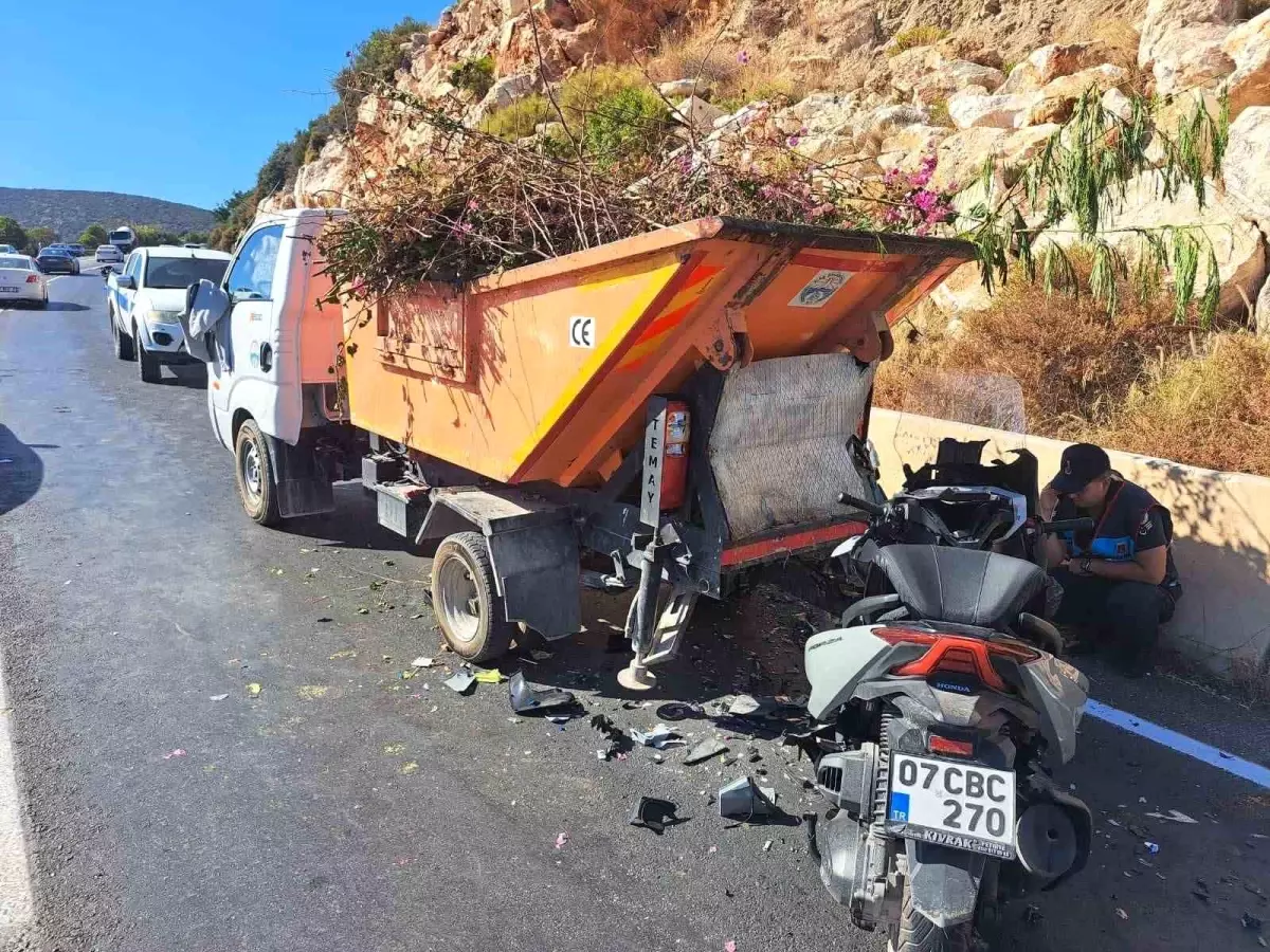 Antalya'da Çöp Kamyonuna Çarpan Motosiklet Sürücüsü Hayatını Kaybetti