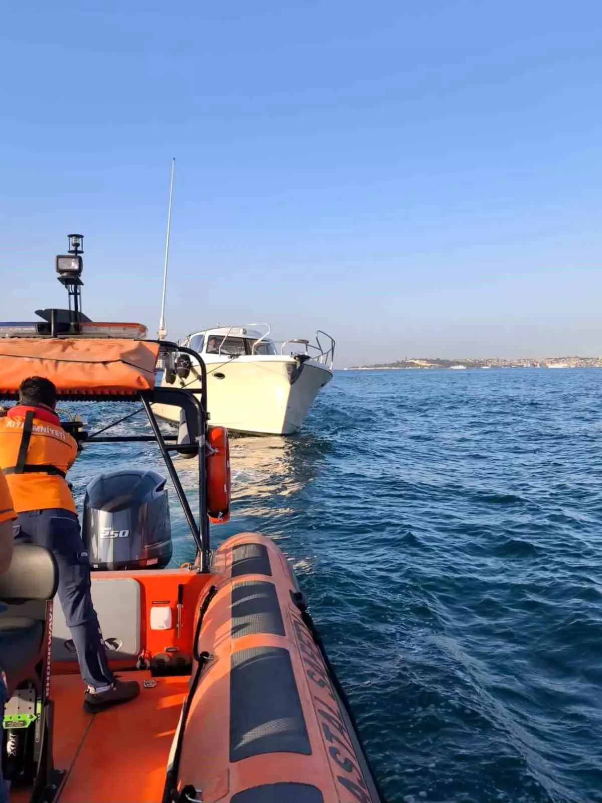 İstanbul Ortaköy'de Sürüklendiği Belirlenen Tekne Kurtarıldı