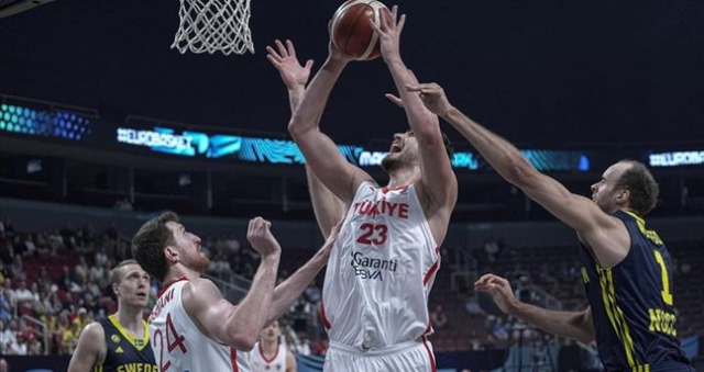 TRT 1 CANLI MAÇ İZLE: Türkiye-Yunanistan basketbol maçı canlı, şifresiz HD izle! 12 dev adam sahnede