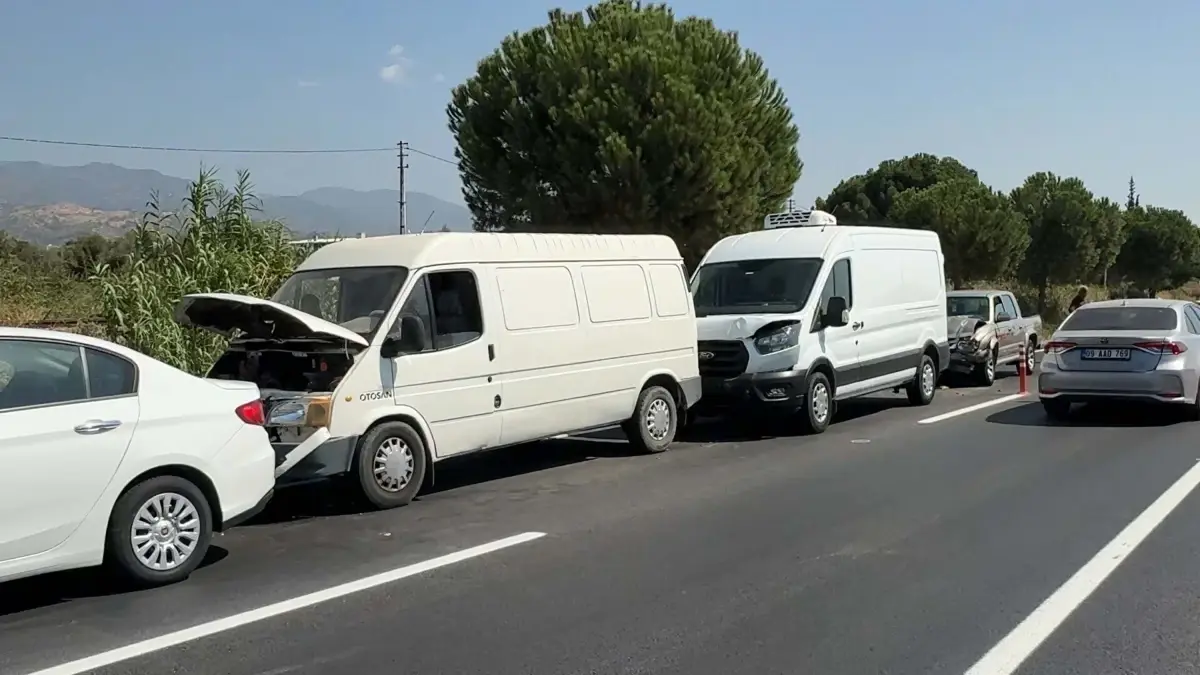 Aydın'da Zincirleme Trafik Kazası: Anne ve Oğlu Yaralandı