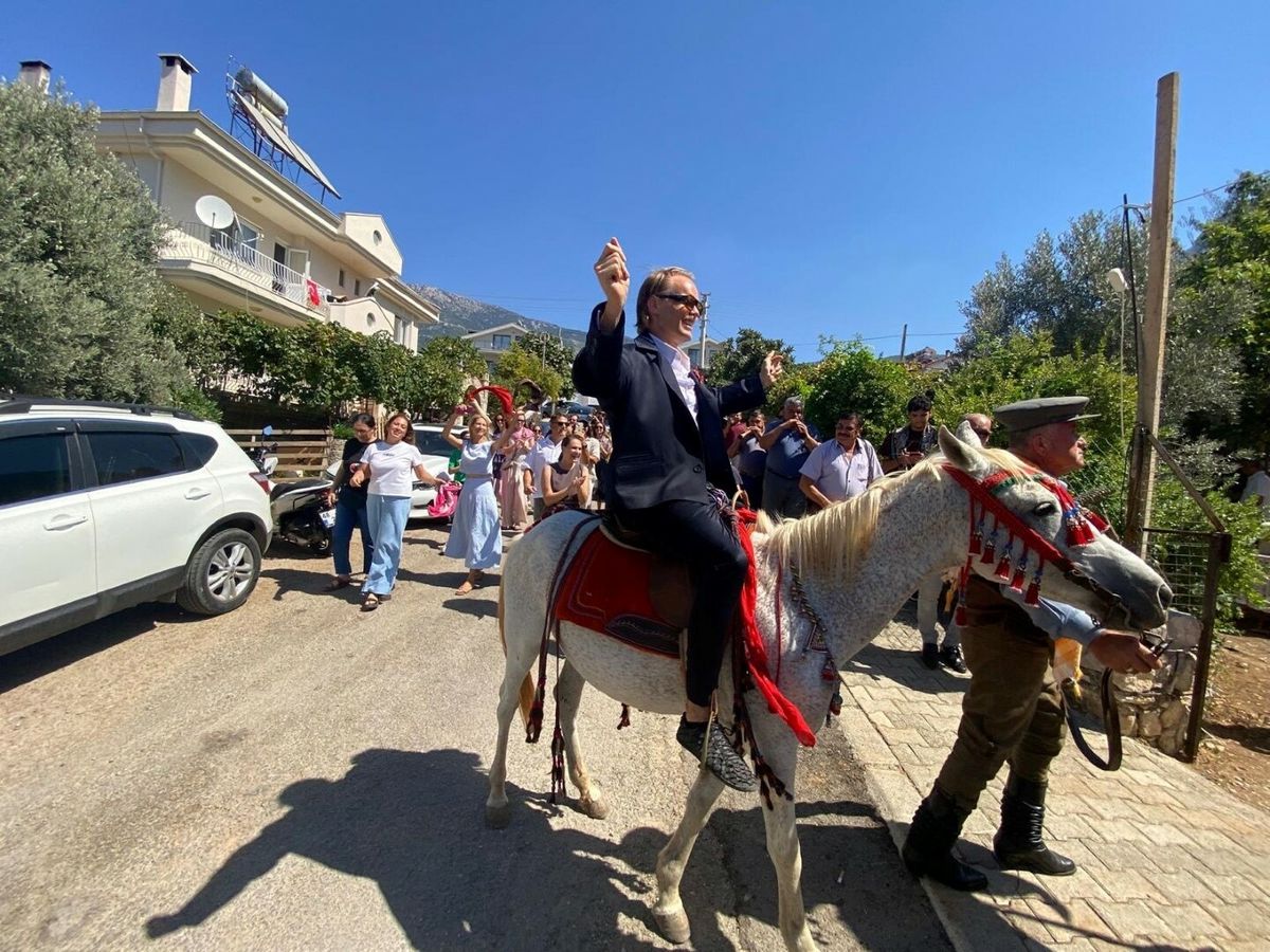 Fethiye'de Geleneksel Düğün: Damat At Üstünde Gelin Aldı